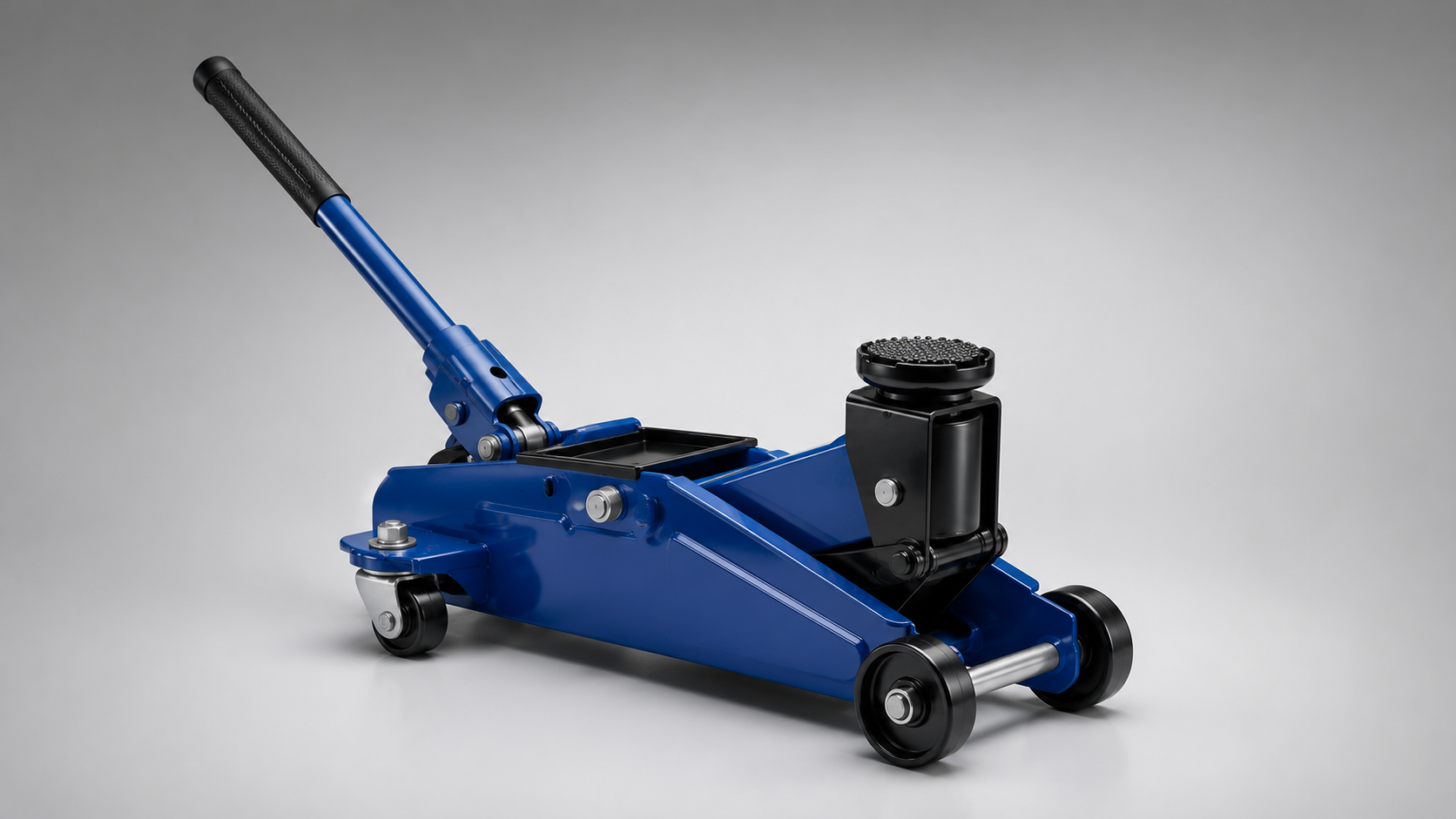 Cric hydraulique roulant bleu avec poignée longue et plateau de levage noir, présenté de trois quarts sur un fond gris clair, avec ses roues et son mécanisme de levage visibles